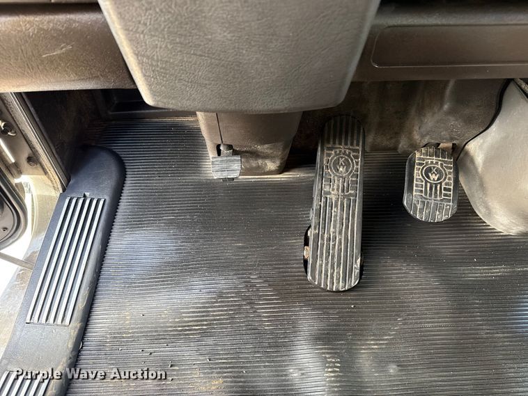 image for item EG1817 2013 Kenworth T660 box truck