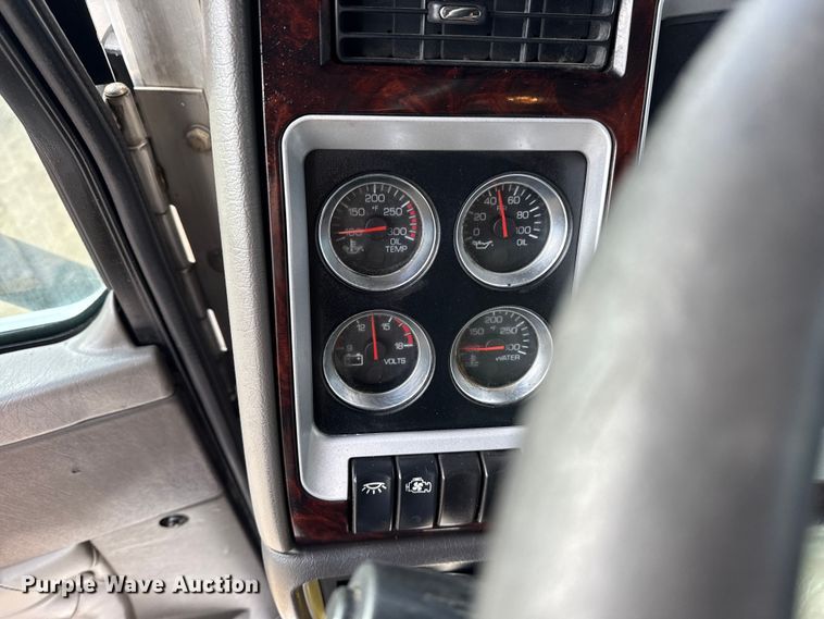 image for item EG1817 2013 Kenworth T660 box truck