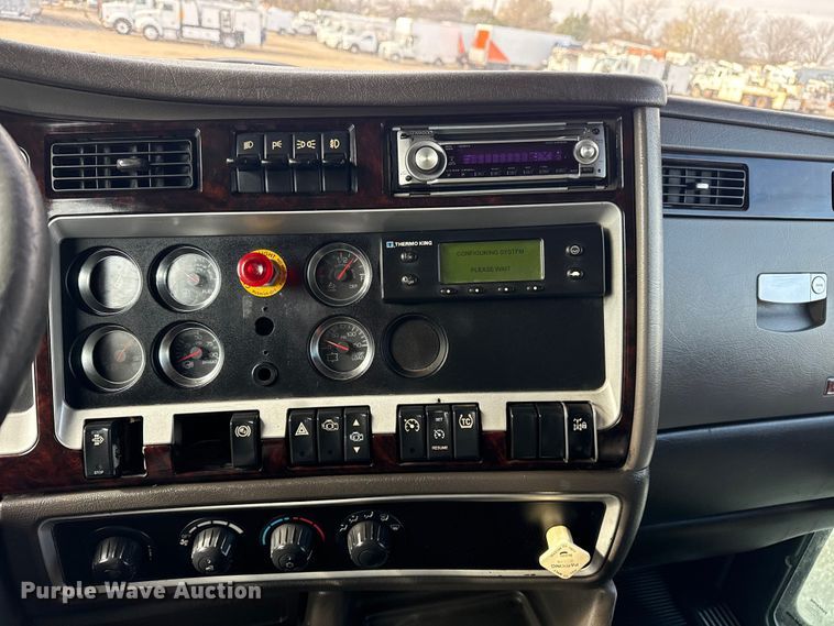 image for item EG1817 2013 Kenworth T660 box truck