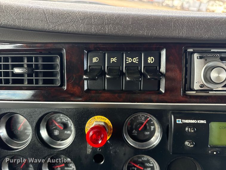 image for item EG1817 2013 Kenworth T660 box truck