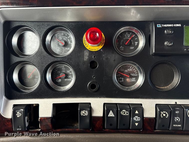 image for item EG1817 2013 Kenworth T660 box truck