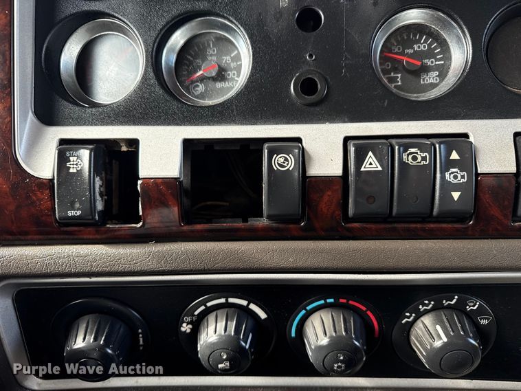 image for item EG1817 2013 Kenworth T660 box truck