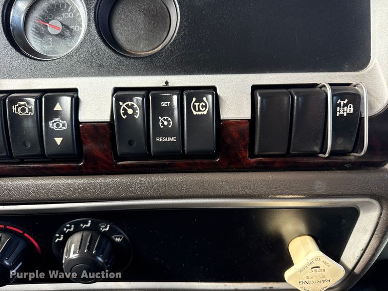 image for item EG1817 2013 Kenworth T660 box truck