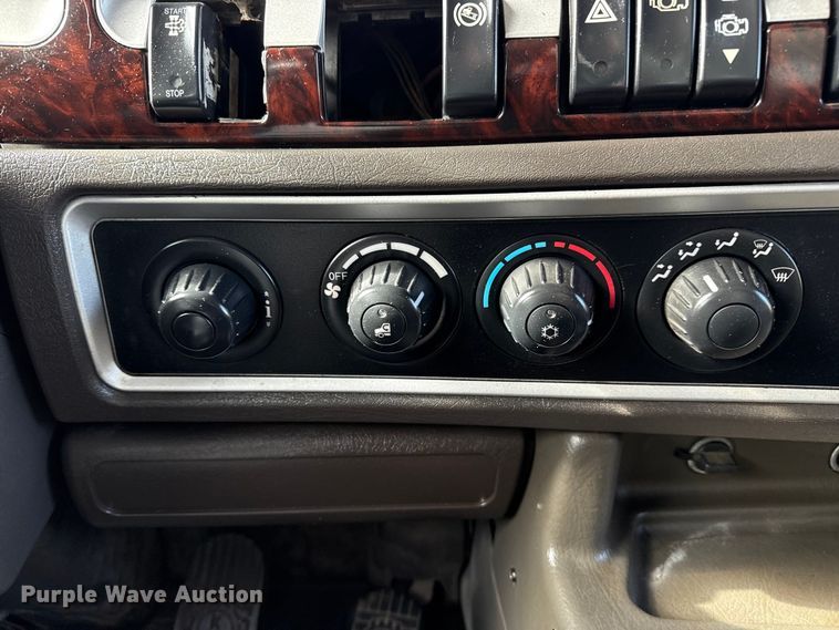 image for item EG1817 2013 Kenworth T660 box truck