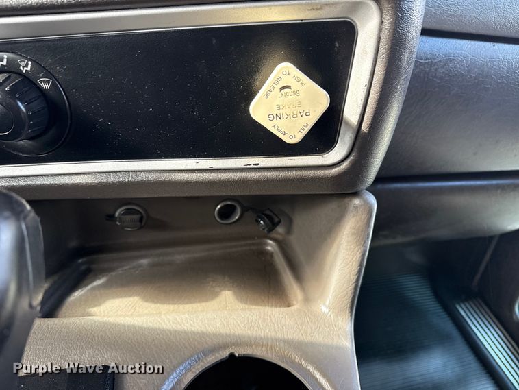 image for item EG1817 2013 Kenworth T660 box truck