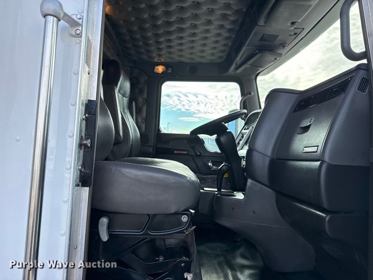 image for item EG1817 2013 Kenworth T660 box truck