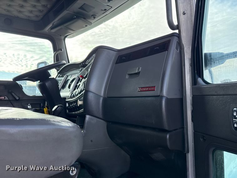 image for item EG1817 2013 Kenworth T660 box truck