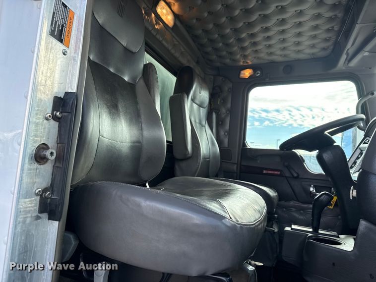 image for item EG1817 2013 Kenworth T660 box truck