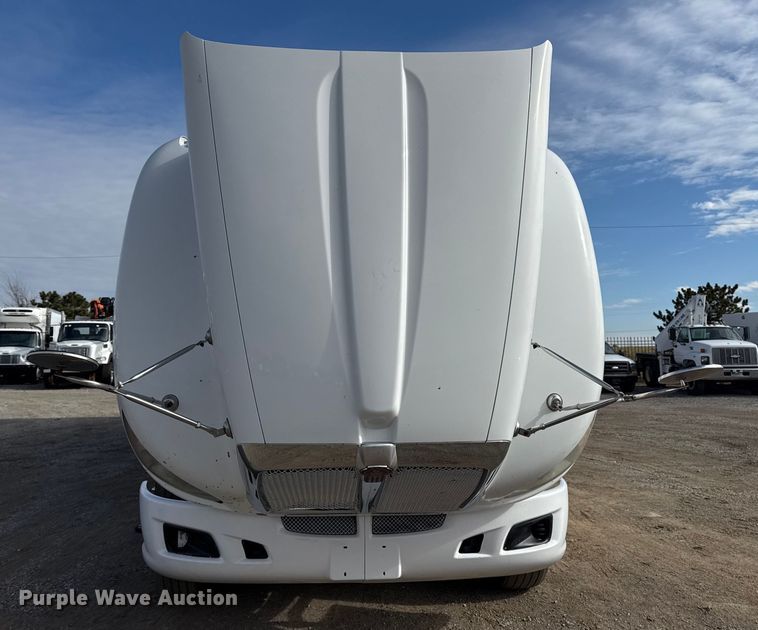 image for item EG1817 2013 Kenworth T660 box truck