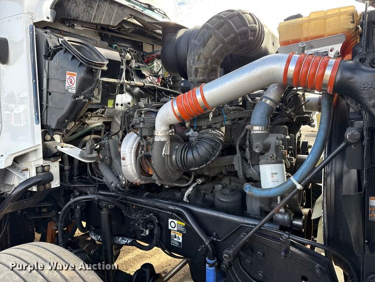 image for item EG1817 2013 Kenworth T660 box truck