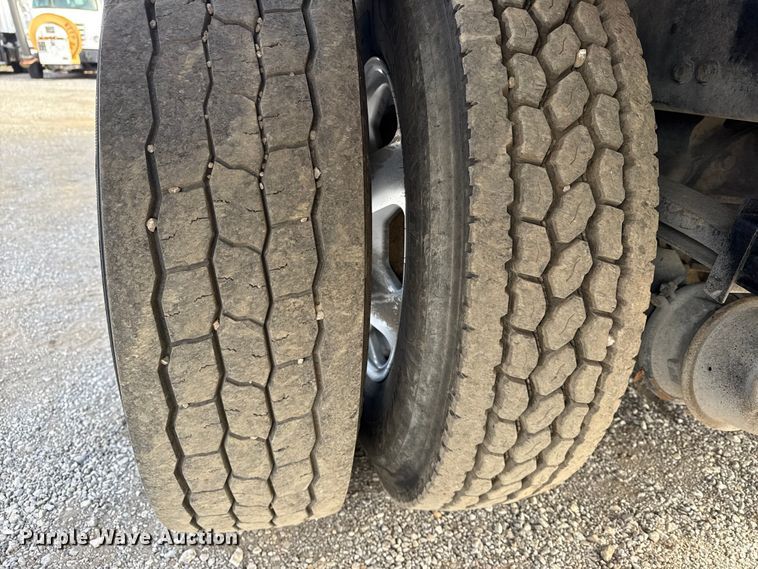 image for item EG1817 2013 Kenworth T660 box truck