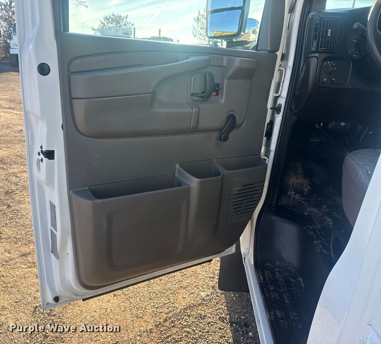 image for item EG2042 2007 Chevrolet Express bus