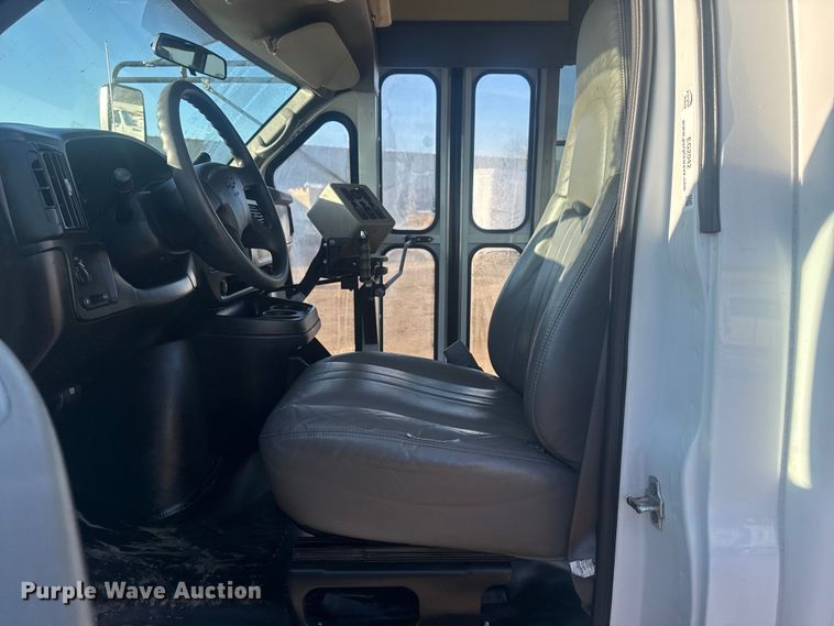 image for item EG2042 2007 Chevrolet Express bus