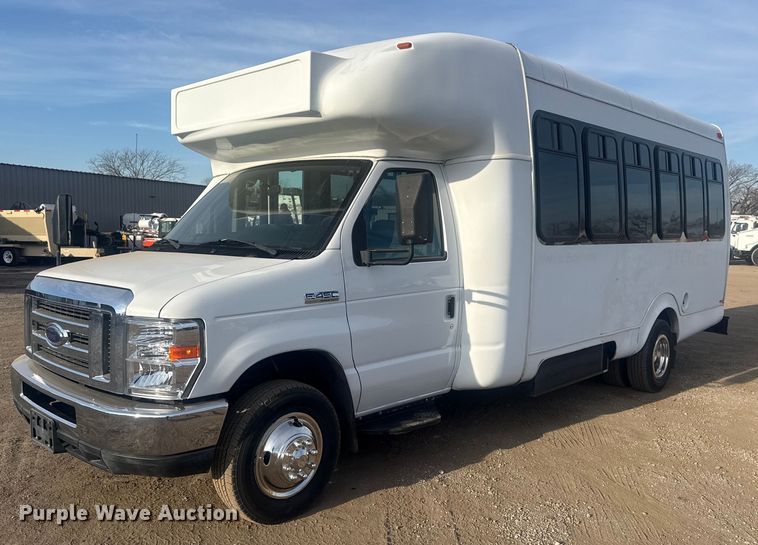 image for item EG2074 2009 Ford E450 Super Duty shuttle bus