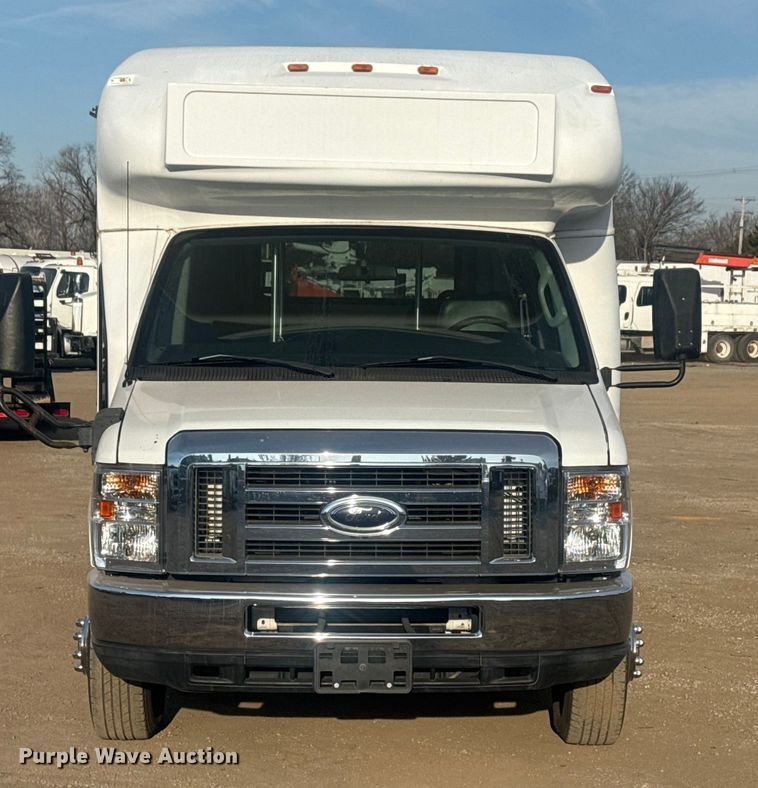 image for item EG2074 2009 Ford E450 Super Duty shuttle bus
