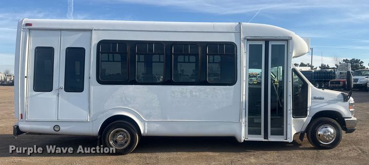 image for item EG2074 2009 Ford E450 Super Duty shuttle bus