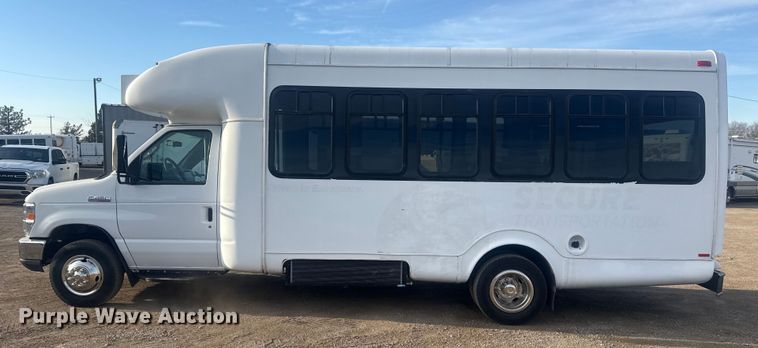 image for item EG2074 2009 Ford E450 Super Duty shuttle bus