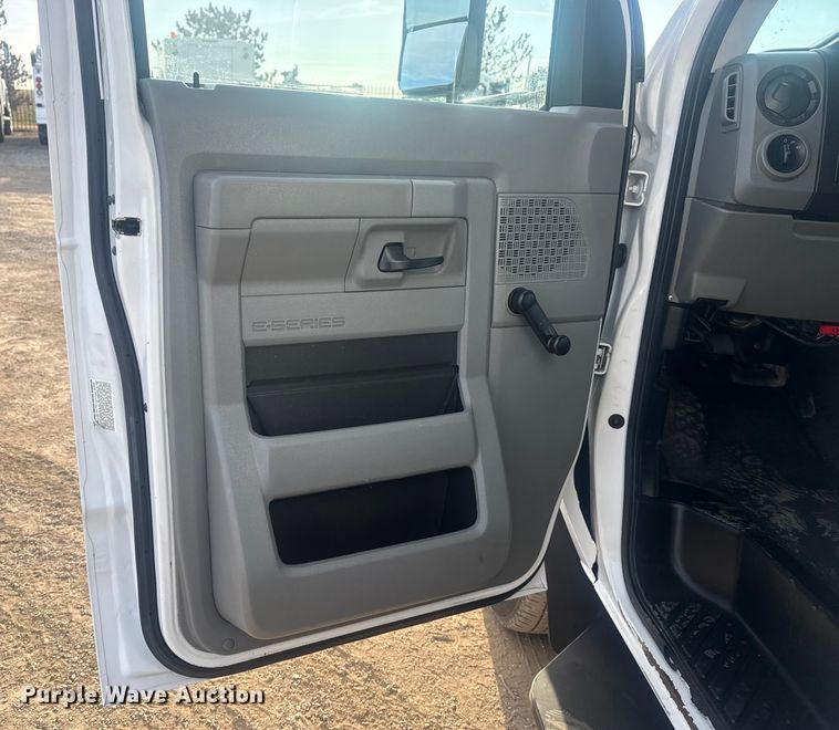 image for item EG2074 2009 Ford E450 Super Duty shuttle bus