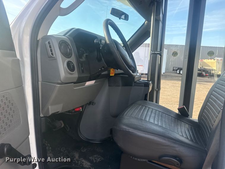 image for item EG2074 2009 Ford E450 Super Duty shuttle bus