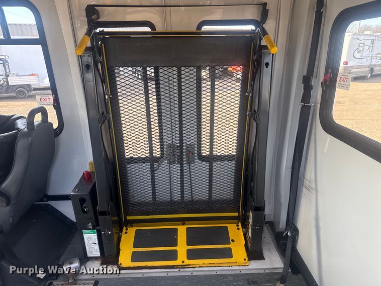 image for item EG2074 2009 Ford E450 Super Duty shuttle bus