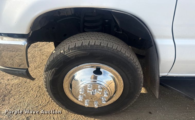 image for item EG2074 2009 Ford E450 Super Duty shuttle bus