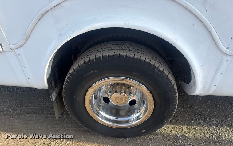 image for item EG2074 2009 Ford E450 Super Duty shuttle bus