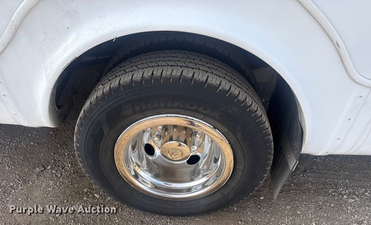 image for item EG2074 2009 Ford E450 Super Duty shuttle bus