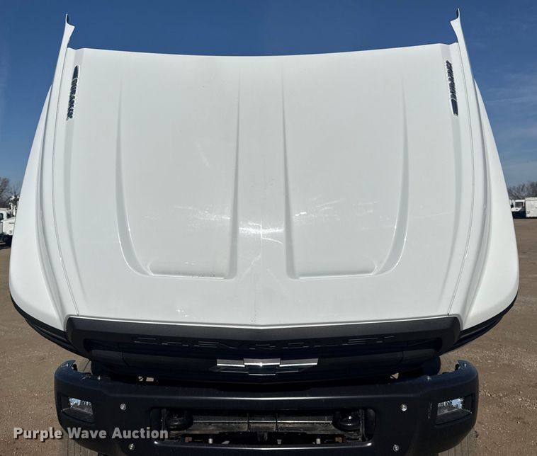 image for item EG2080 2019 Chevrolet 5500HD flatbed truck