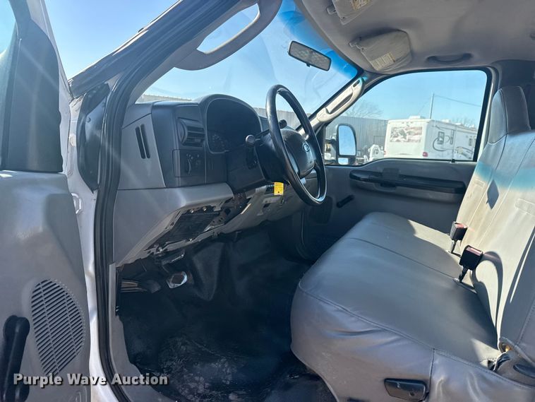 image for item EG2082 2006 Ford F350 Super Duty flatbed pickup truck