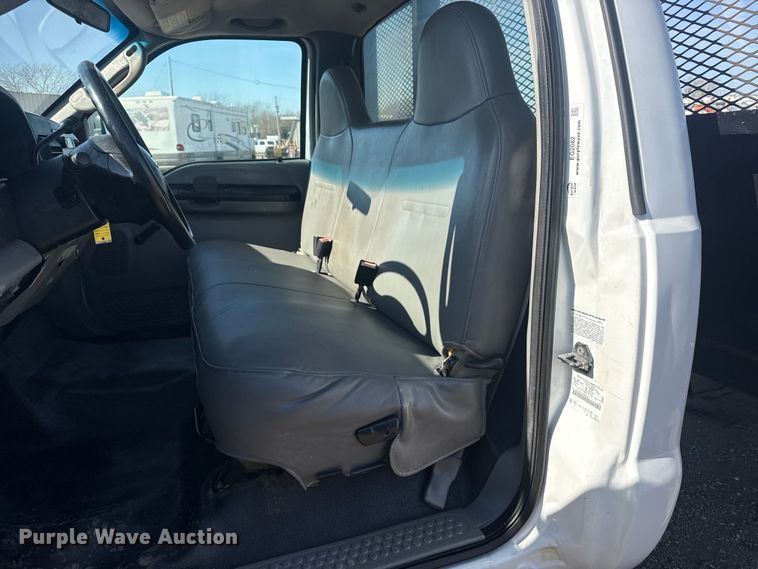 image for item EG2082 2006 Ford F350 Super Duty flatbed pickup truck