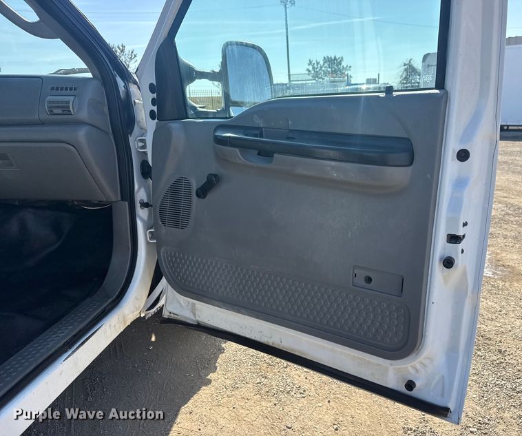 image for item EG2082 2006 Ford F350 Super Duty flatbed pickup truck