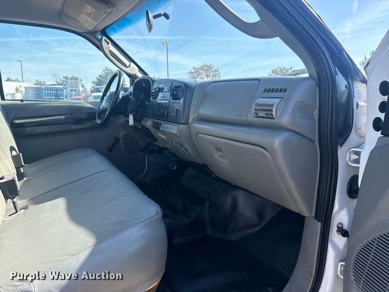 image for item EG2082 2006 Ford F350 Super Duty flatbed pickup truck