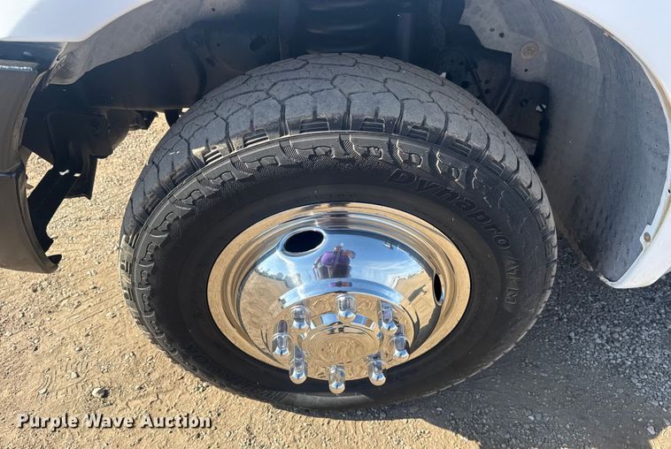 image for item EG2082 2006 Ford F350 Super Duty flatbed pickup truck