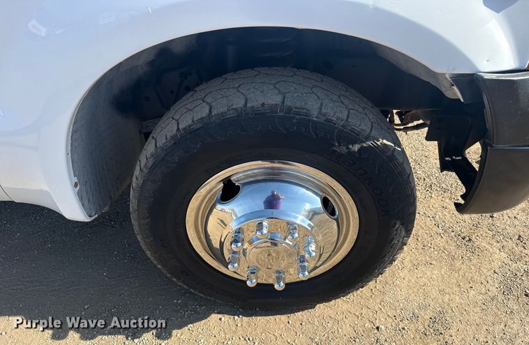 image for item EG2082 2006 Ford F350 Super Duty flatbed pickup truck