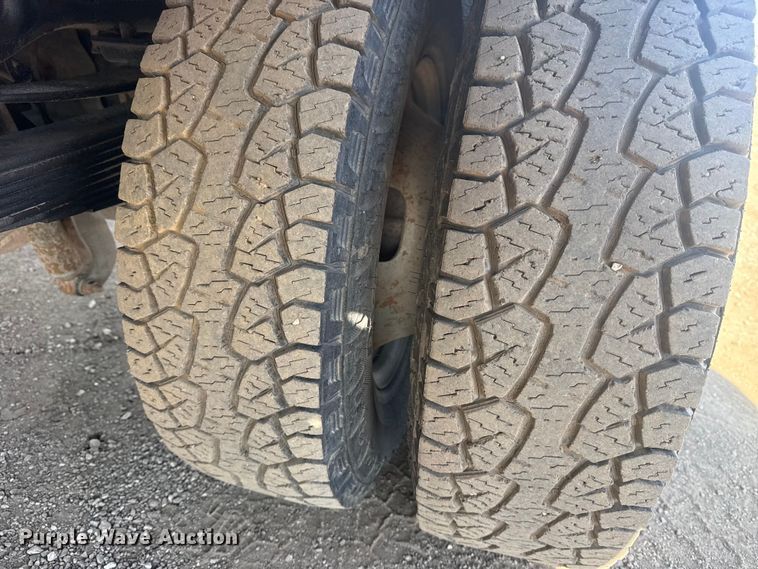 image for item EG2082 2006 Ford F350 Super Duty flatbed pickup truck