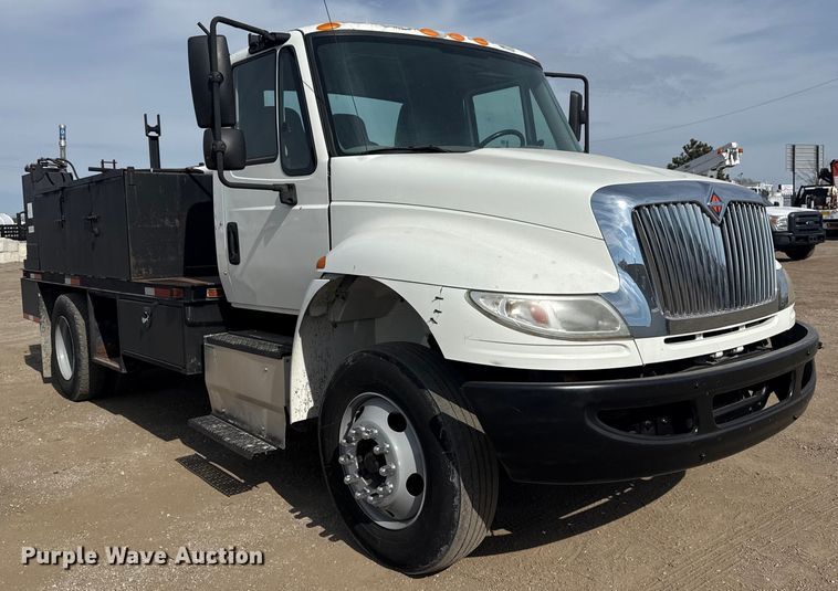 image for item EG2086 2017 International 4300 flatbed truck