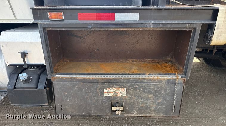 image for item EG2086 2017 International 4300 flatbed truck