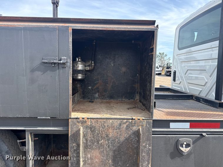 image for item EG2086 2017 International 4300 flatbed truck