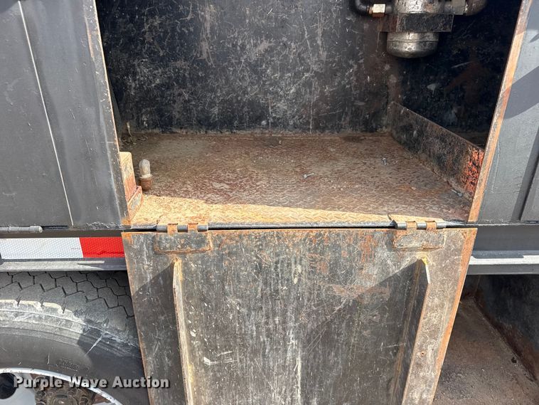 image for item EG2086 2017 International 4300 flatbed truck