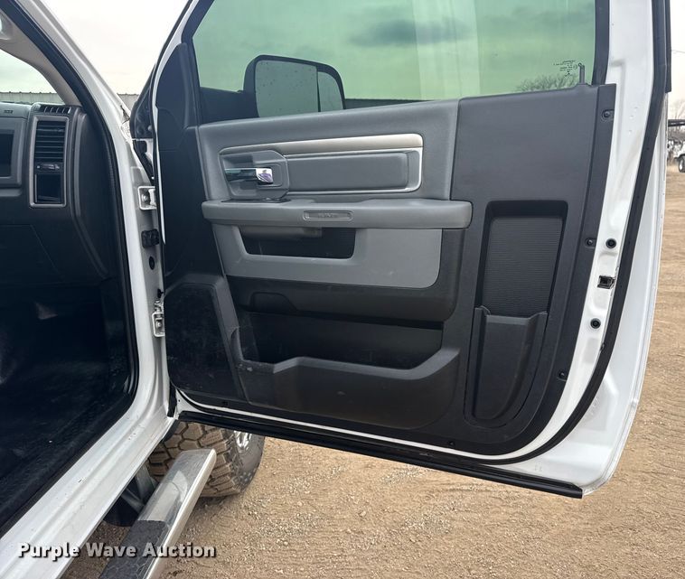 image for item EG2099 2017 RAM 3500HD truck cab and chassis