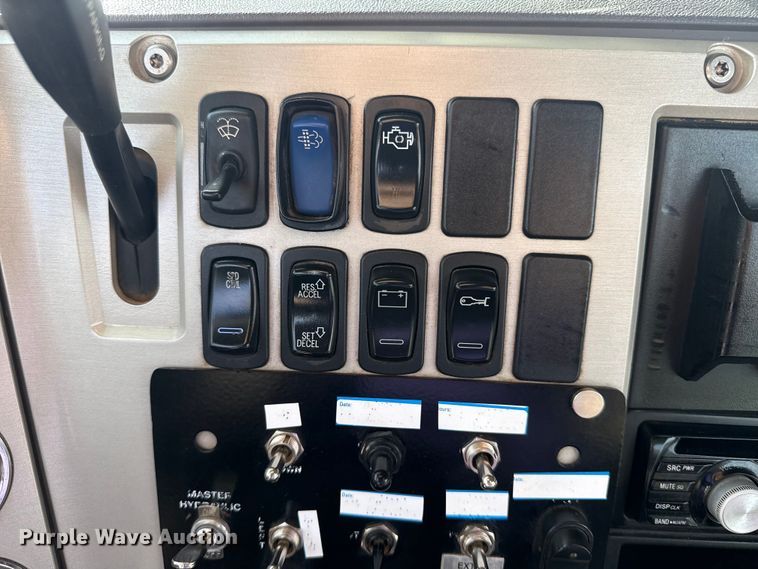 image for item EG2116 2013 Mack CXU612 toter truck