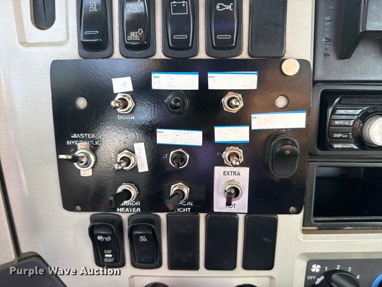 image for item EG2116 2013 Mack CXU612 toter truck