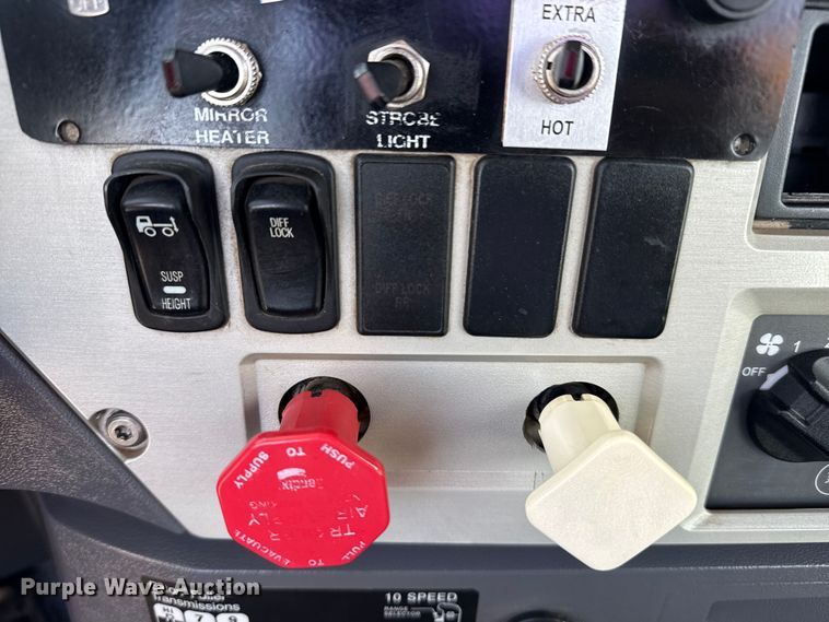 image for item EG2116 2013 Mack CXU612 toter truck