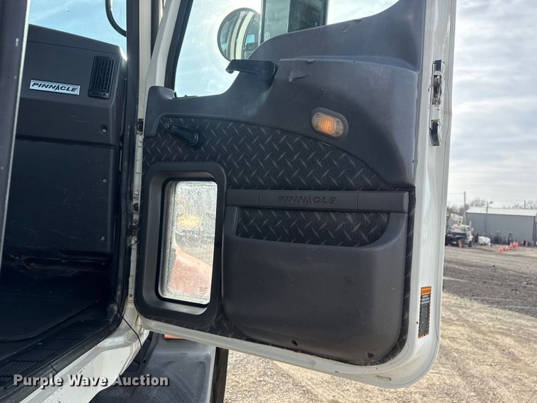 image for item EG2116 2013 Mack CXU612 toter truck