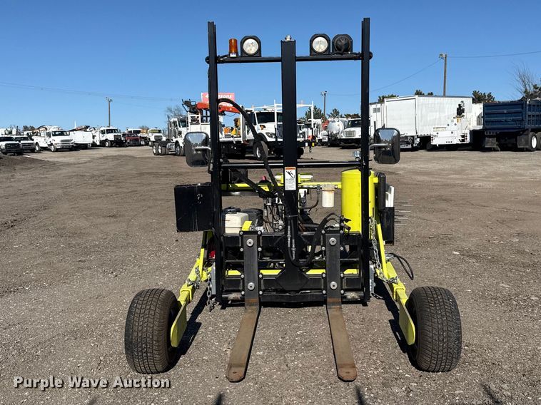 image for item EG2148 2013 Ford F750 Super Duty flatbed truck with PH and chlorine testing system