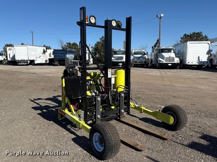 image for item EG2148 2013 Ford F750 Super Duty flatbed truck with PH and chlorine testing system