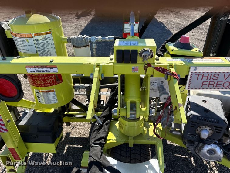 image for item EG2148 2013 Ford F750 Super Duty flatbed truck with PH and chlorine testing system