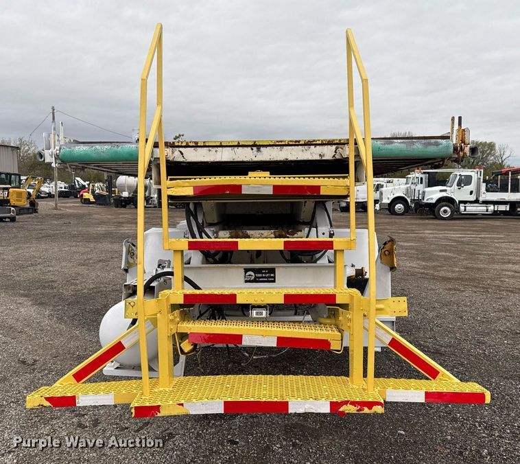 image for item EG2250 1997 Ford F700 scissor lift truck