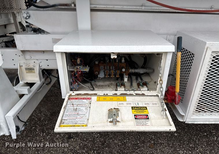 image for item EG2250 1997 Ford F700 scissor lift truck