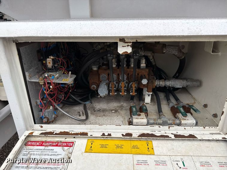 image for item EG2250 1997 Ford F700 scissor lift truck